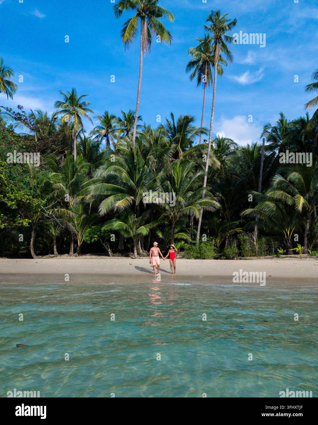 Promenade romantique sur les plages sereines de l'île de Koh Kood, Thaïlande Banque D'Images