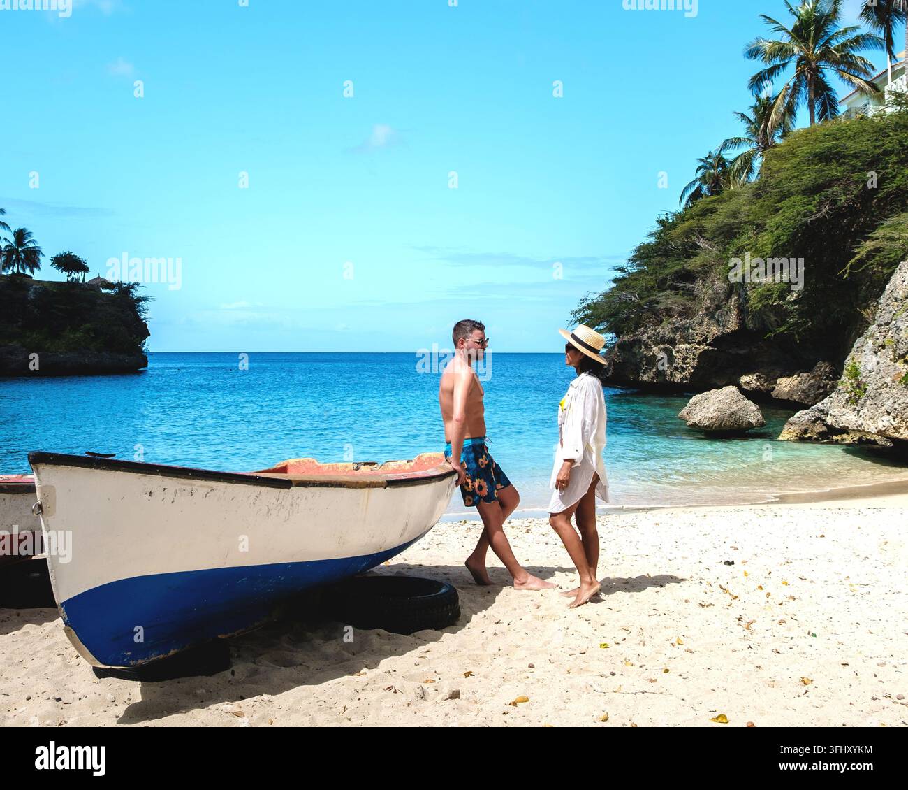 Jour romantique à la plage de Playa Lagun à Curaçao avec le soleil, le sable et des moments charmants Banque D'Images