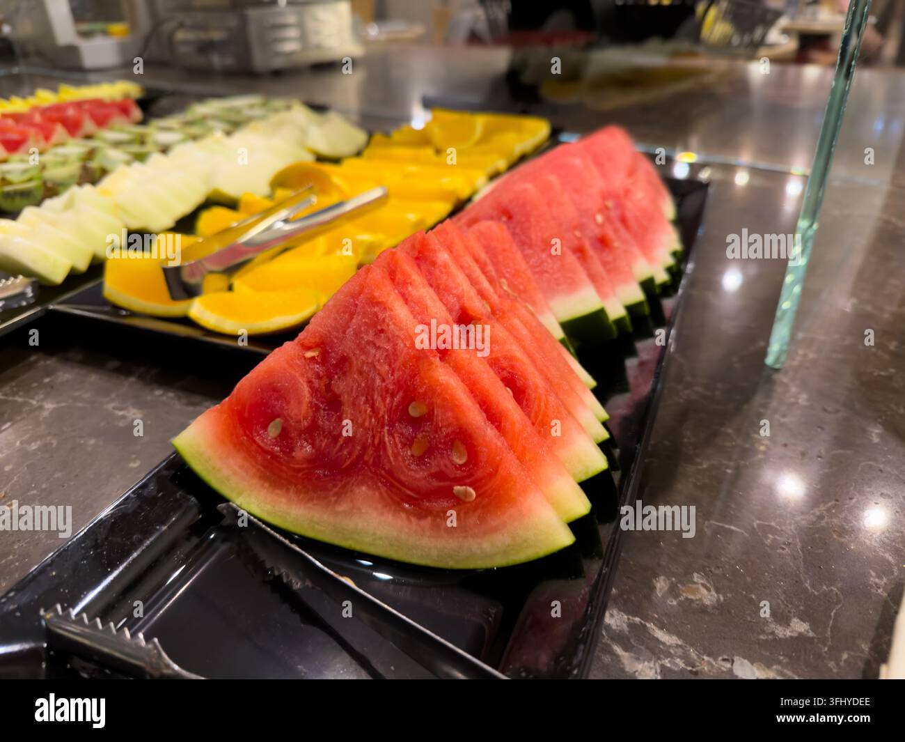 Morceaux appétissants de pastèque rouge présentés sur un plateau pour les invités, mettant en valeur une variété de collations nutritives et de sélections de fruits frais dans un elega Banque D'Images