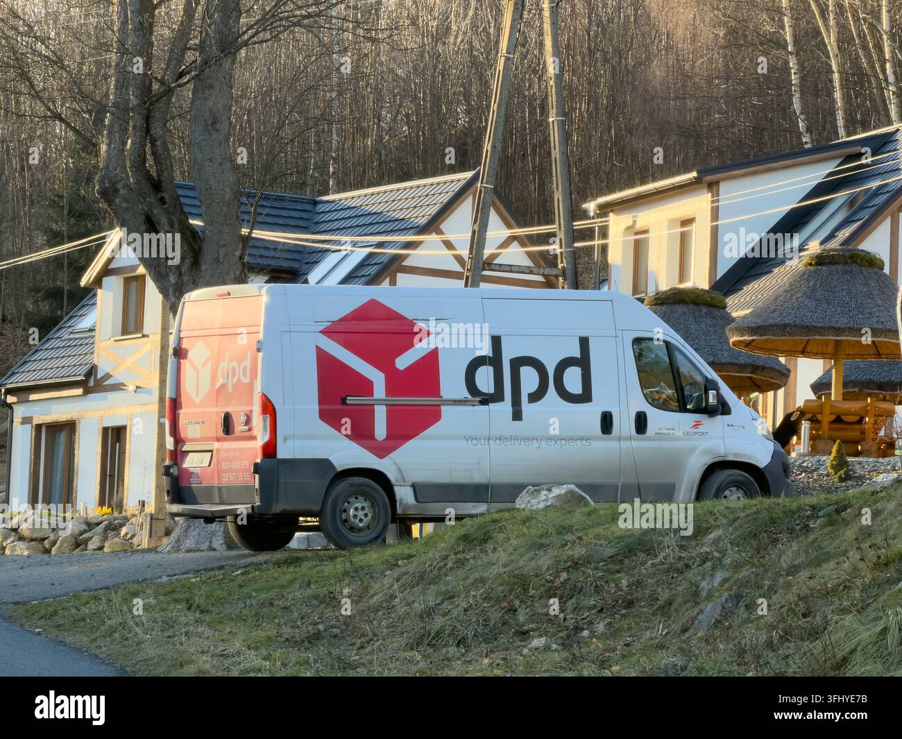 Szklarska Poręba, Pologne – 17 décembre 2025 : Un véhicule de livraison commercial DPD est garé près d’un bâtiment résidentiel de campagne, mettant en valeur un service professionnel c Banque D'Images