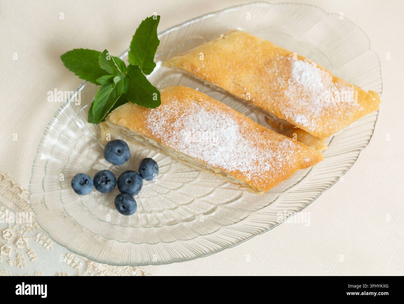 Deux parts de tarte aux pommes, myrtilles et menthe dans l'assiette Banque D'Images