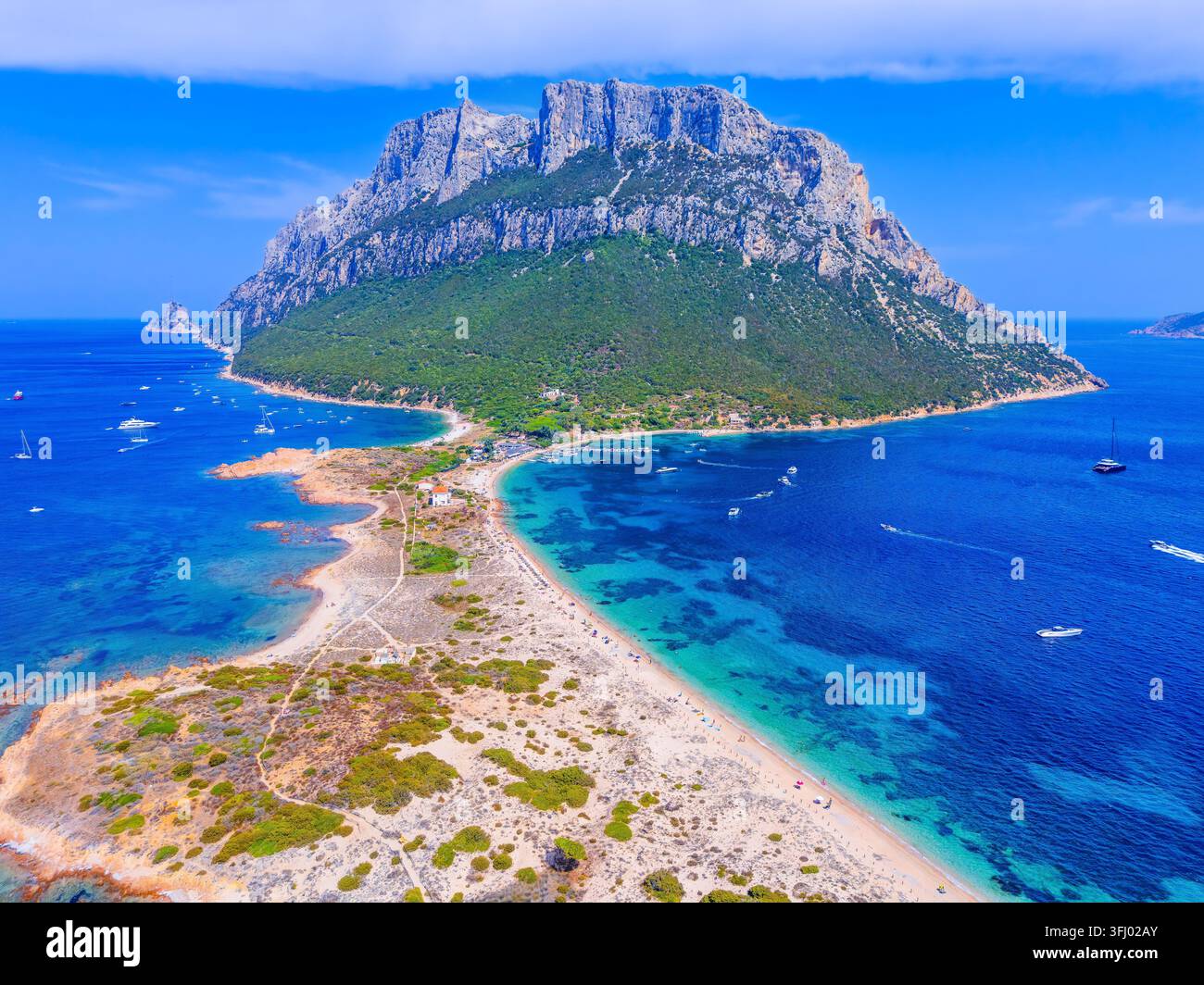 Sardaigne, Italie. Vue aérienne d'une plage de sable sur la magnifique île de Tavolara et de la mer splendide de la Côte d'émeraude. Banque D'Images