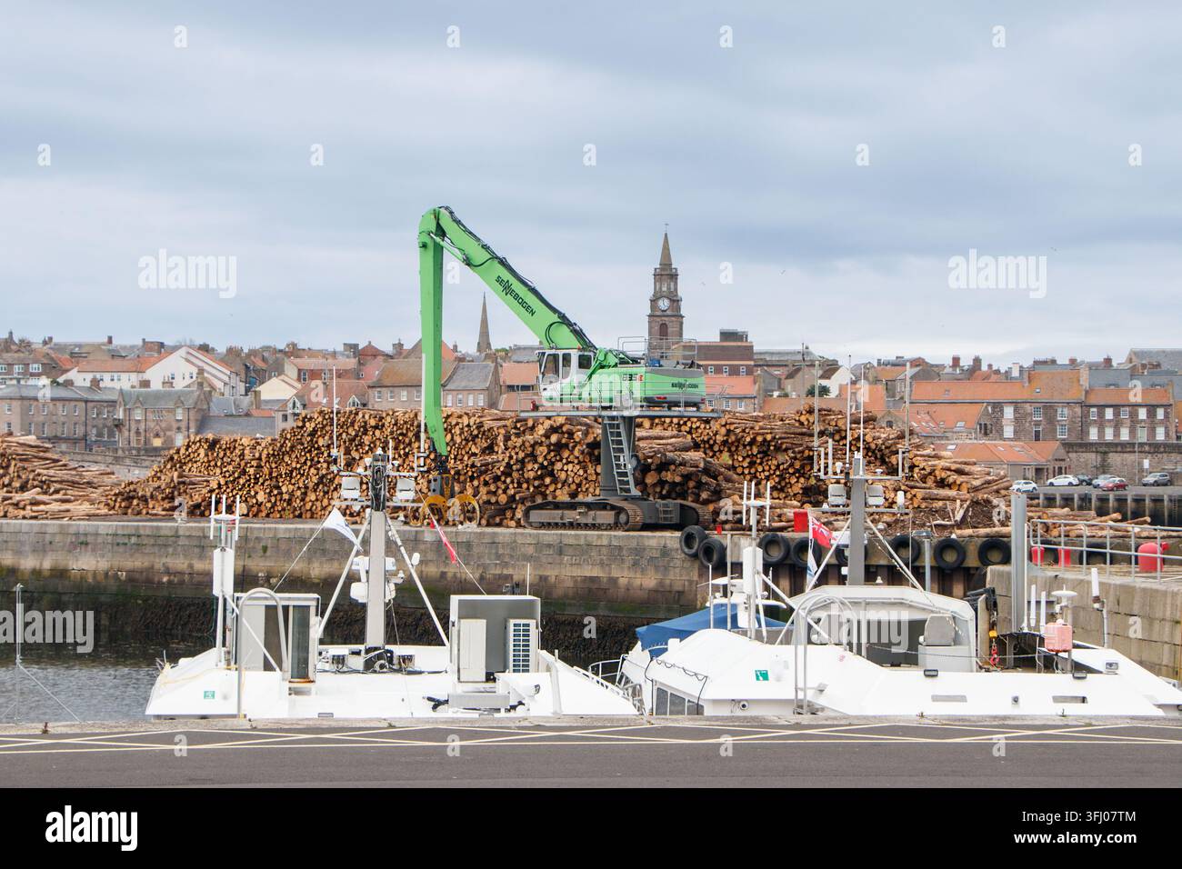 Grue Sennebogen 835 verte manipulant des rondins de bois au Tweed Dock à Berwick-upon-Tweed Banque D'Images