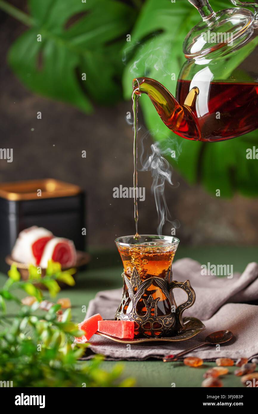 Thé noir dans des verres turcs armudu. Cérémonie du thé oriental. Banque D'Images