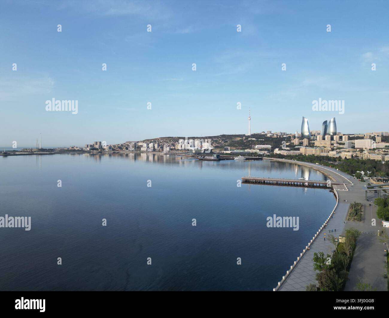 Vue aérienne du front de mer et de la skyline de la ville de Bakou, Azerbaïdjan, mettant en vedue les Tours de Flamme et la mer Caspienne Banque D'Images