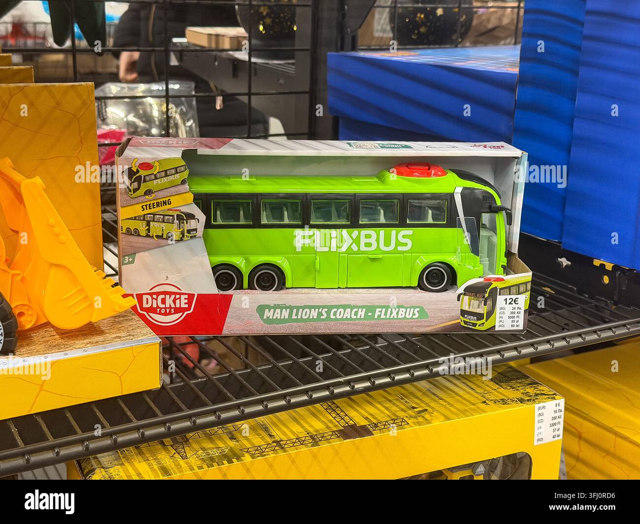 Poznań, Pologne – 29 décembre 2025 : Bus jouet Flixbus de Dickie Toys exposé dans une boîte sur une étagère d’un magasin de détail, mettant en avant un modèle de véhicule pour les loisirs Banque D'Images