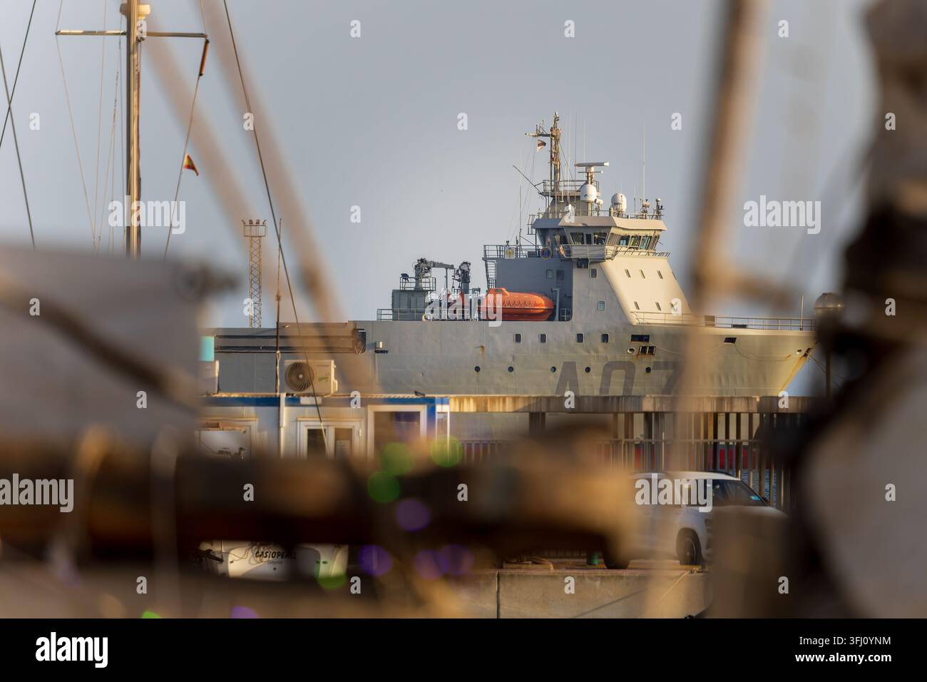 navire de la marine espagnole dans le port de Cartagena  Banque D'Images