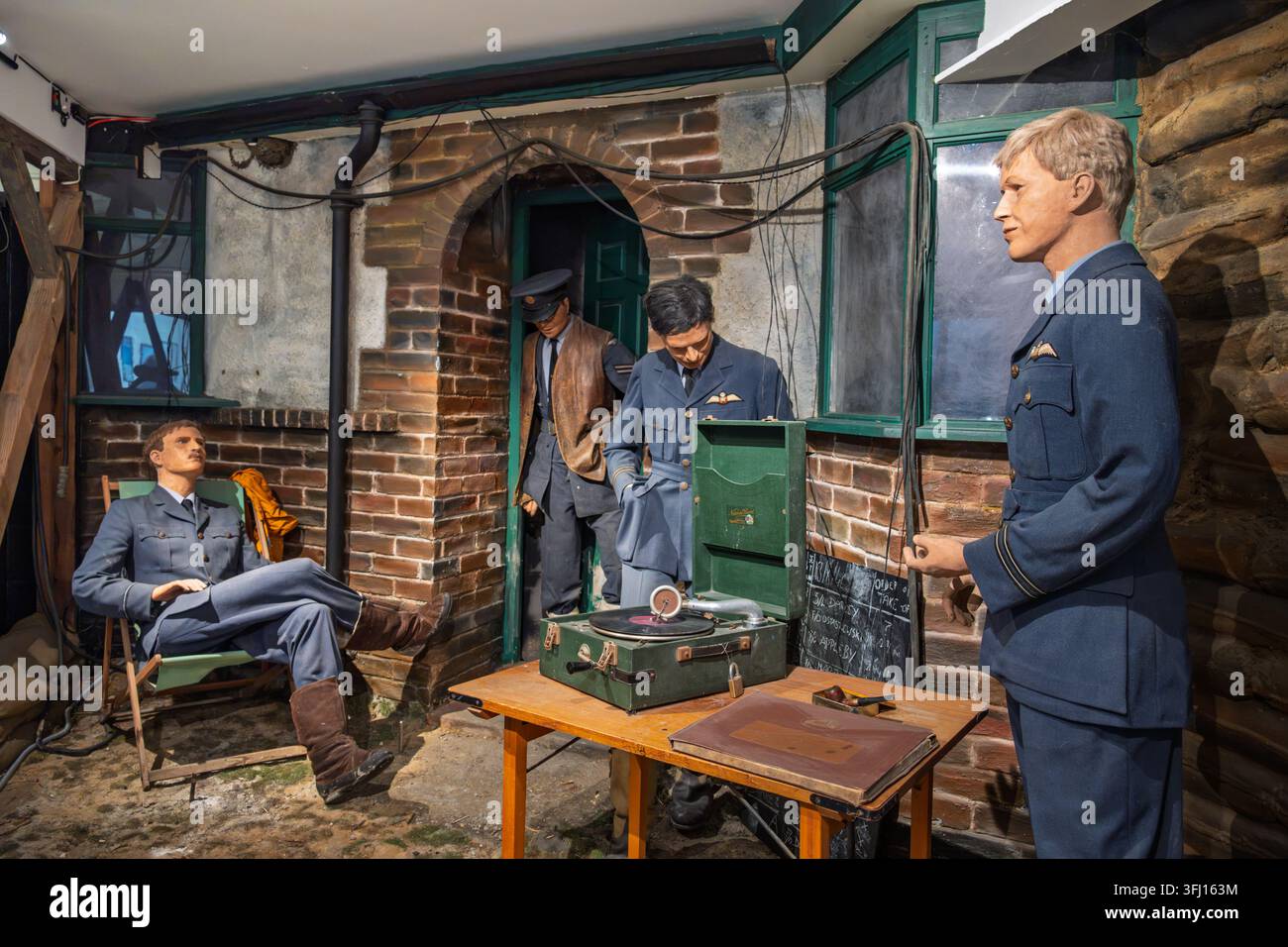 Diorama de pilotes de la RAF en temps de guerre avec des mannequins, un tourne-disque gramophone et des sacs de sable en exposition intérieure au Army Flying Museum dans le Hampshire, Royaume-Uni Banque D'Images