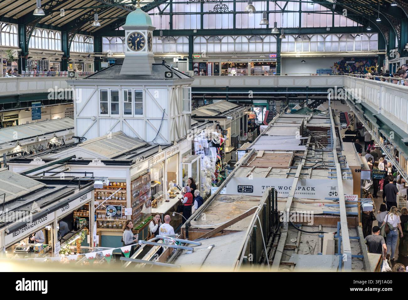 Autour du marché victorien de Cardiff, toits plats Fraagil des étals du marché. Banque D'Images