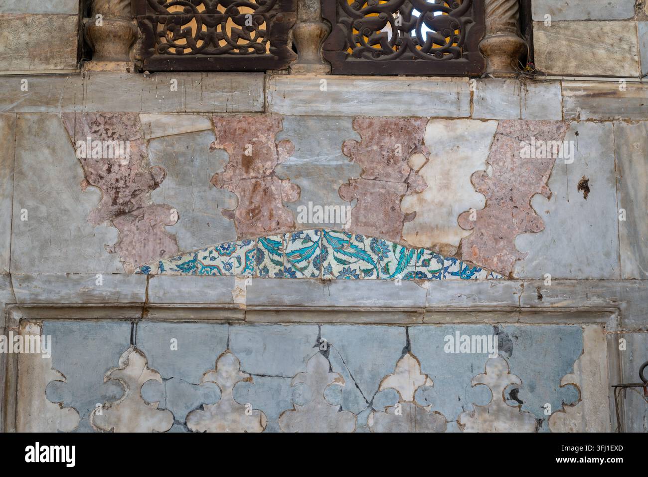 Panneau en marbre désordonné avec fragment de carreau de style Iznik incrusté, Mosquée d'Amir Almas al-Hajib, Le Caire, Égypte Banque D'Images
