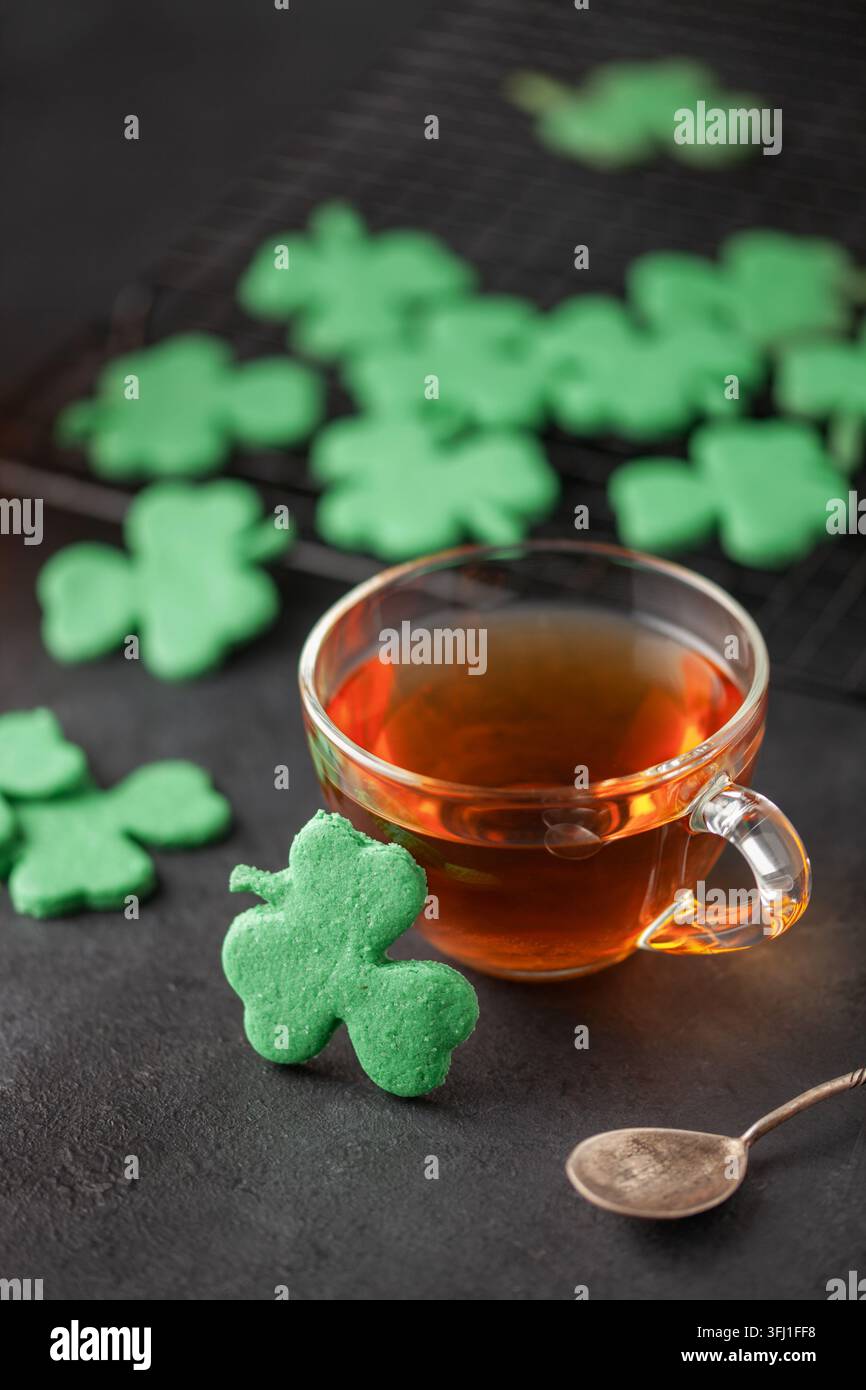 Forme de feuille de trèfle verte. Biscuits Shamrock faits maison pour la Saint Patricks Day Banque D'Images