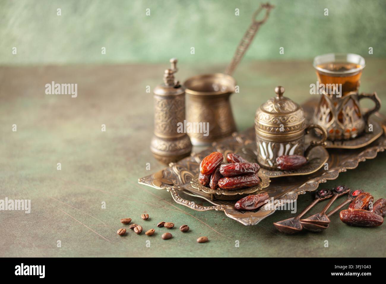 Tasse de café, verre d'armudu et dates sèches pour le temps iftar. Religion islamique et concept de ramadan. Banque D'Images
