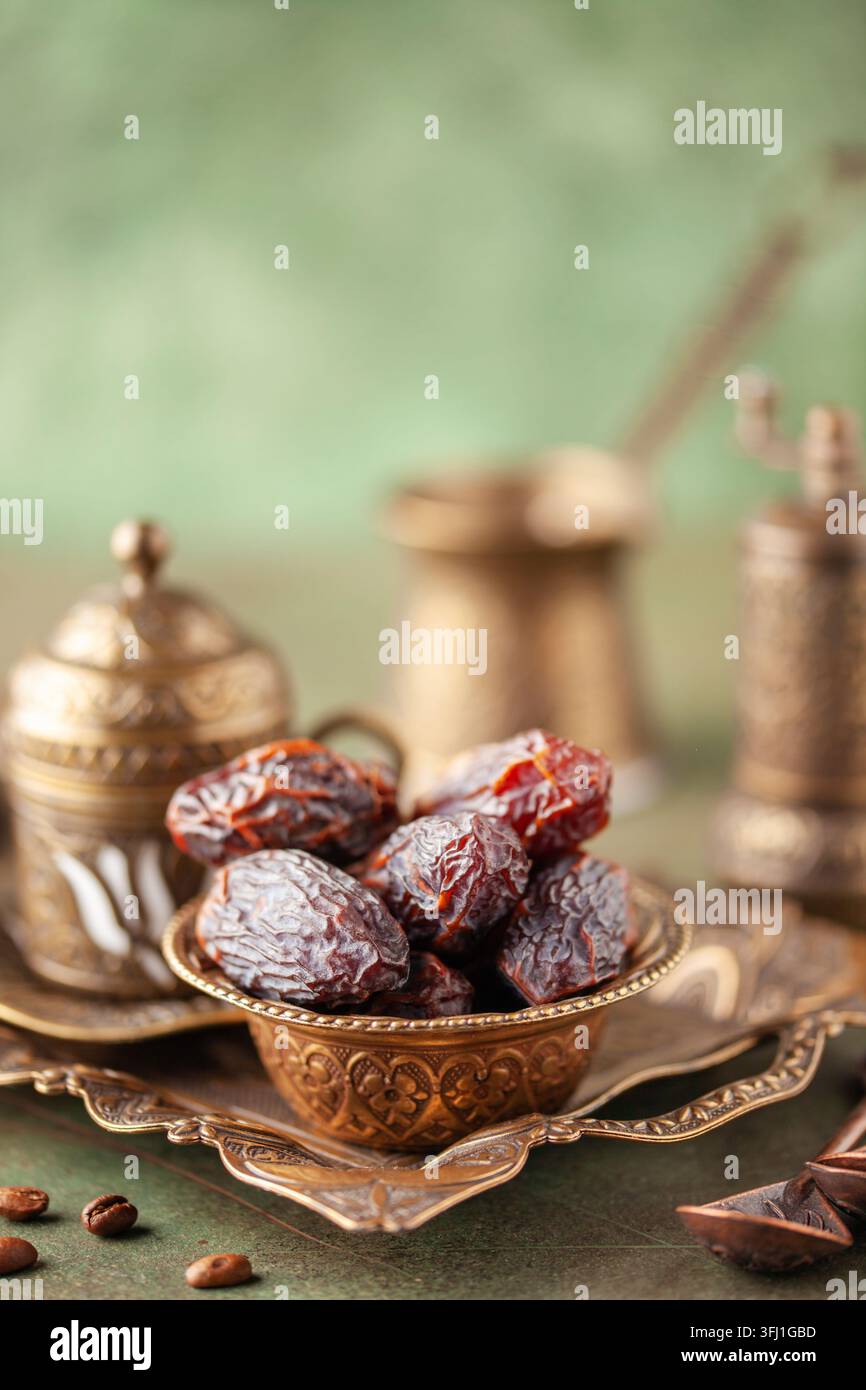 Tasse de café, verre d'armudu et dates sèches pour le temps iftar. Religion islamique et concept de ramadan. Banque D'Images