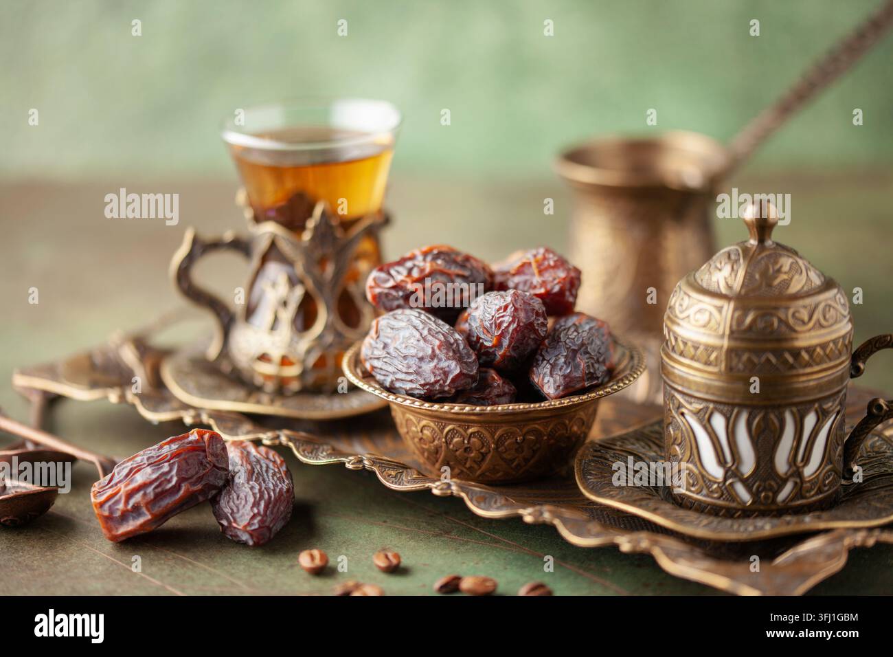 Tasse de café, verre d'armudu et dates sèches pour le temps iftar. Religion islamique et concept de ramadan. Banque D'Images