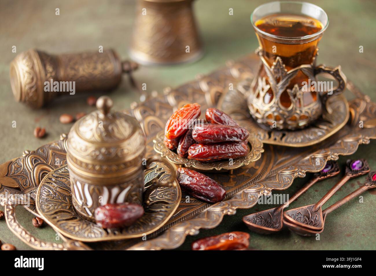 Tasse de café, verre d'armudu et dates sèches pour le temps iftar. Religion islamique et concept de ramadan. Banque D'Images