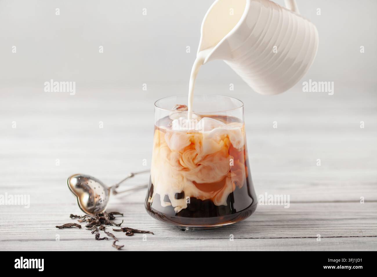 Bubble Tea au lait maison avec perles de tapioca et glaçon Banque D'Images