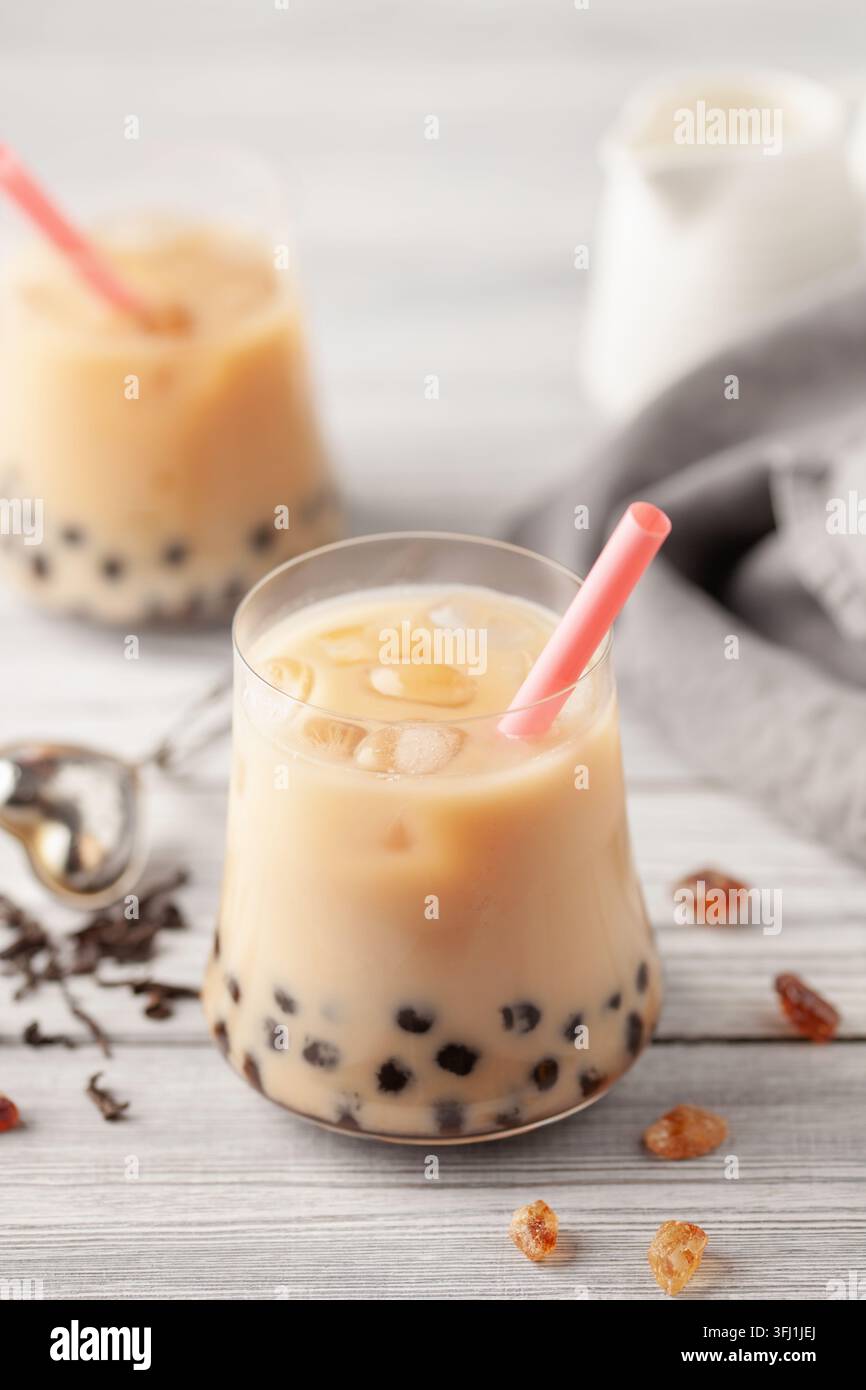 Bubble Tea au lait maison avec perles de tapioca et glaçon Banque D'Images