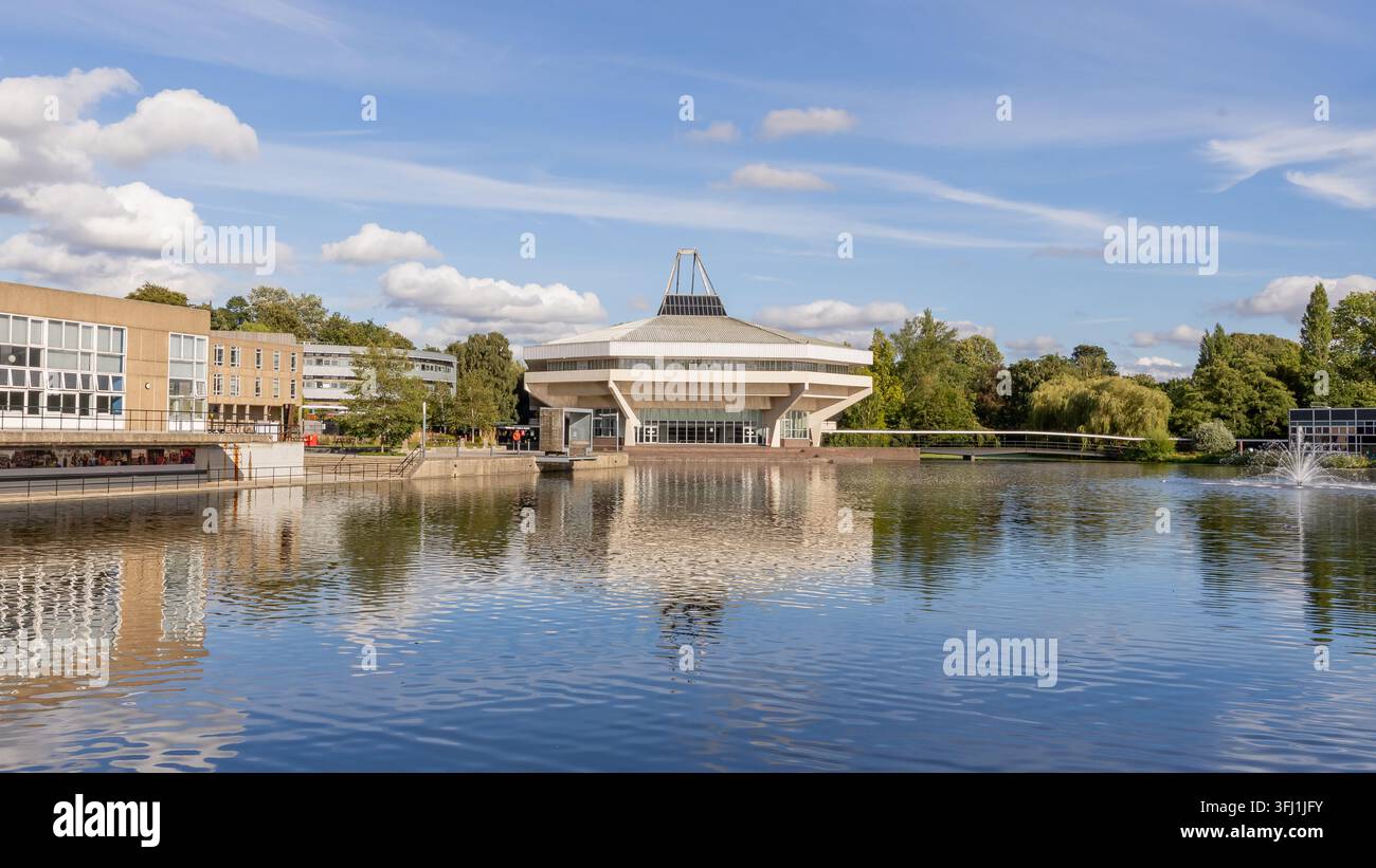 Hall centrale et lac de l'Université de York, Heslington, York, Angleterre, un bâtiment universitaire emblématique classé Grade II des années 1960 Banque D'Images
