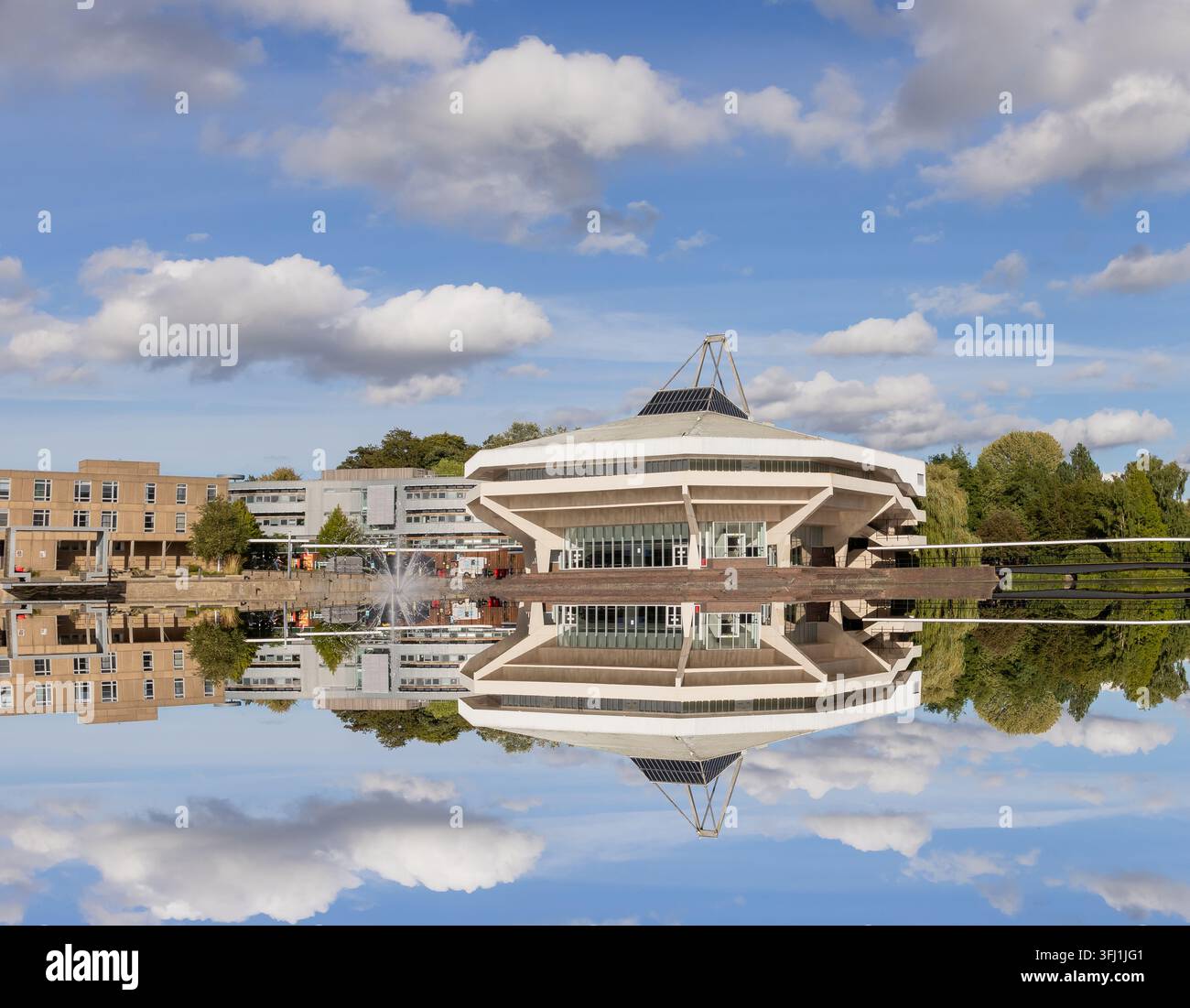 Hall centrale et lac de l'Université de York, Heslington, York, Angleterre, un bâtiment universitaire emblématique classé Grade II des années 1960 Banque D'Images