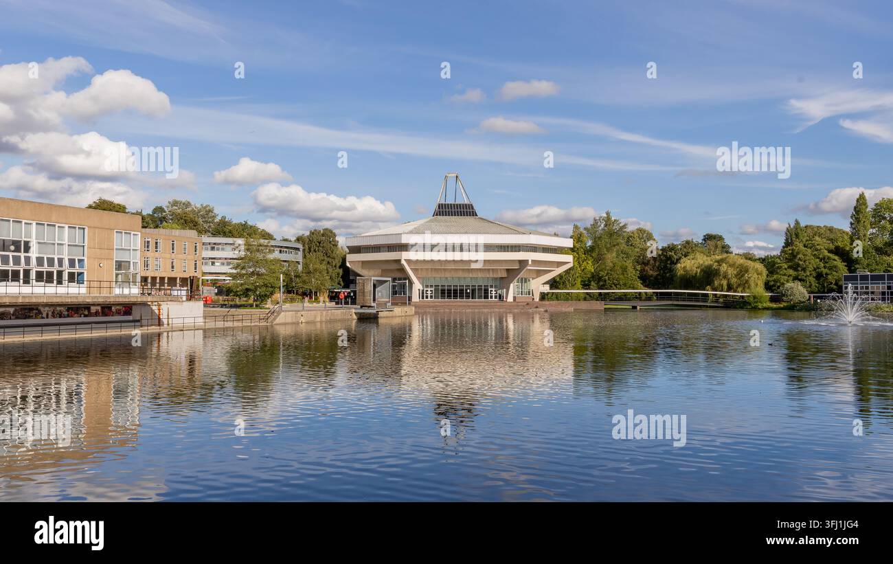 Hall centrale et lac de l'Université de York, Heslington, York, Angleterre, un bâtiment universitaire emblématique classé Grade II des années 1960 Banque D'Images