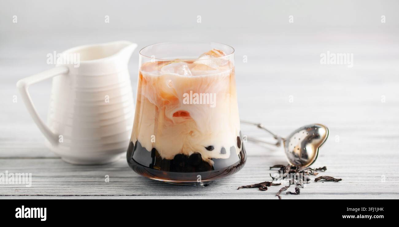 Bubble Tea au lait maison avec perles de tapioca et glaçon Banque D'Images
