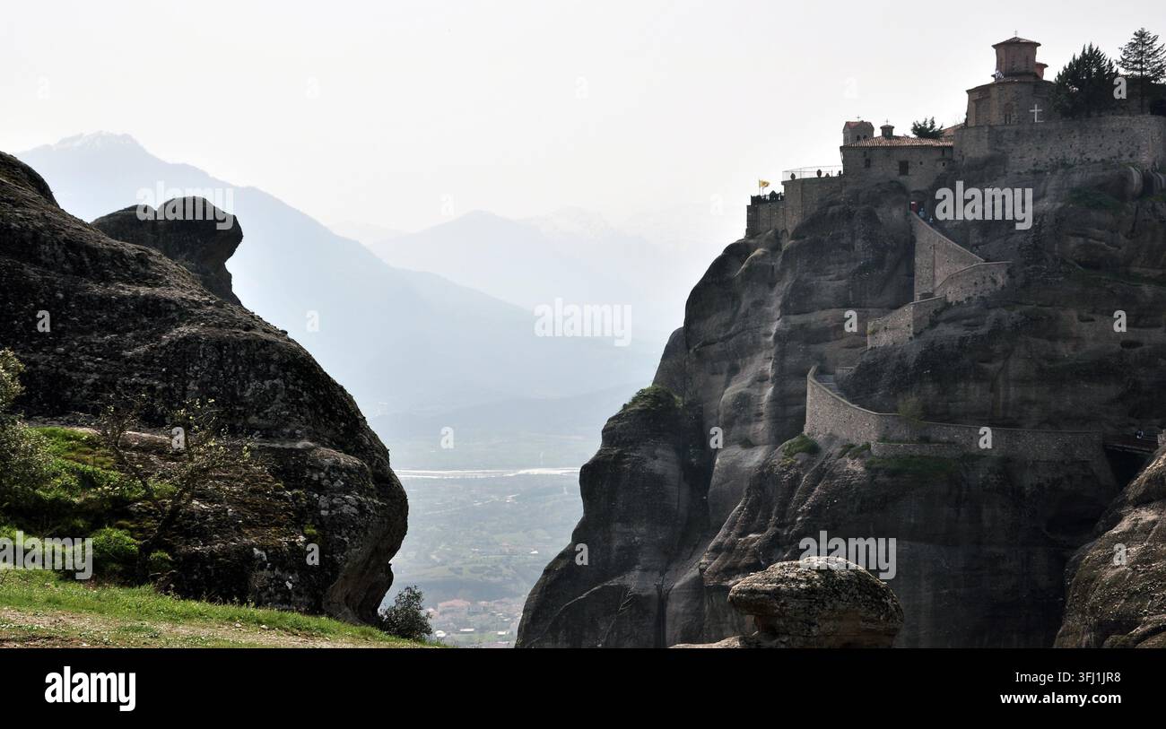 Les visiteurs contemplent les monastères au sommet des falaises rocheuses. Banque D'Images