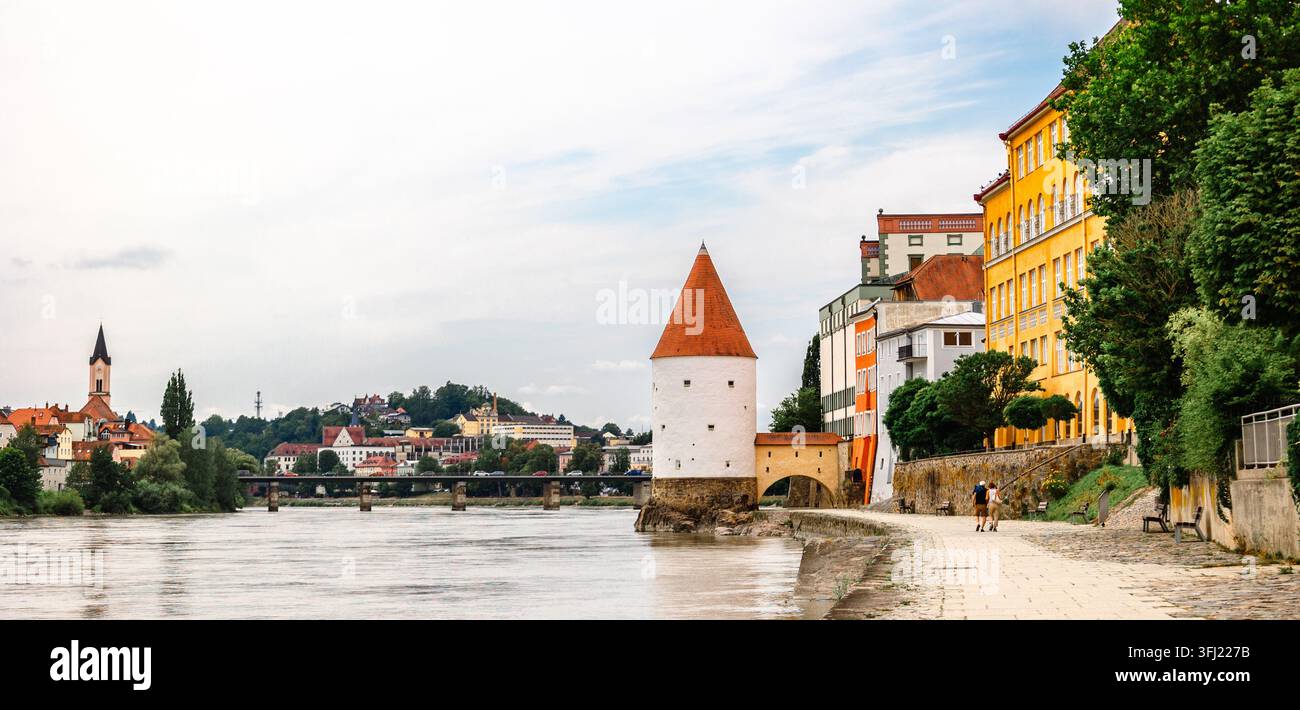 Vue panoramique Schaibling Tour et promenade sur la rivière Inn, Passau, Basse-Bavière, Allemagne. Banque D'Images