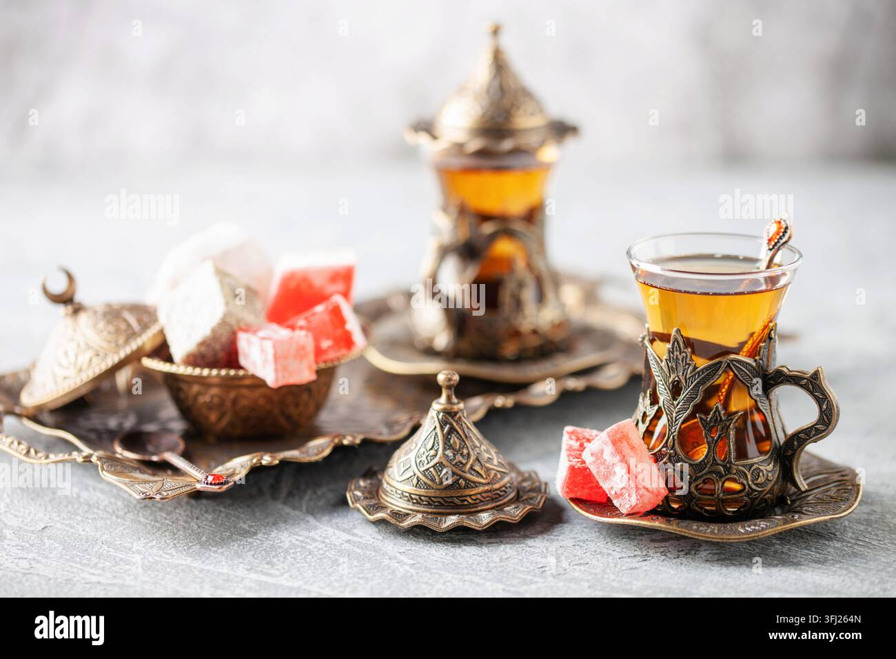 Thé noir dans des verres turcs armudu et lokum. Cérémonie du thé oriental Banque D'Images
