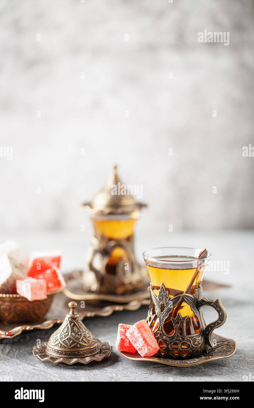 Thé noir dans des verres turcs armudu. Cérémonie du thé oriental Banque D'Images