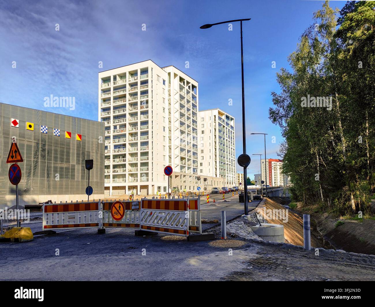 Espoo, Finlande – 7 septembre 2026 : Rénovation de la rue Meritie à Espoo près de la station de métro Finnoo, montrant les travaux de construction routière, signalisation routière Banque D'Images