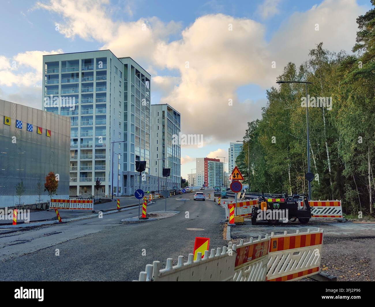 Éditorial : Espoo, Finlande – 17 septembre 2026 : Travaux de rénovation de la rue Meritie près de la station de métro Finnoo à Espoo, montrant une construction d'appartements modernes Banque D'Images