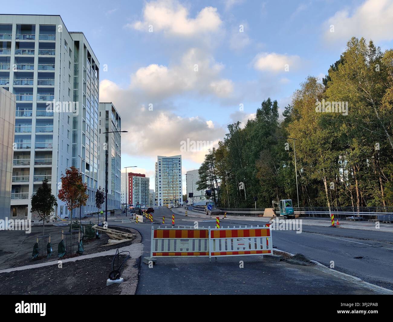 Éditorial : Espoo, Finlande – 17 septembre 2026 : Travaux de rénovation de la rue Meritie près de la station de métro Finnoo à Espoo, montrant une construction d'appartements modernes Banque D'Images