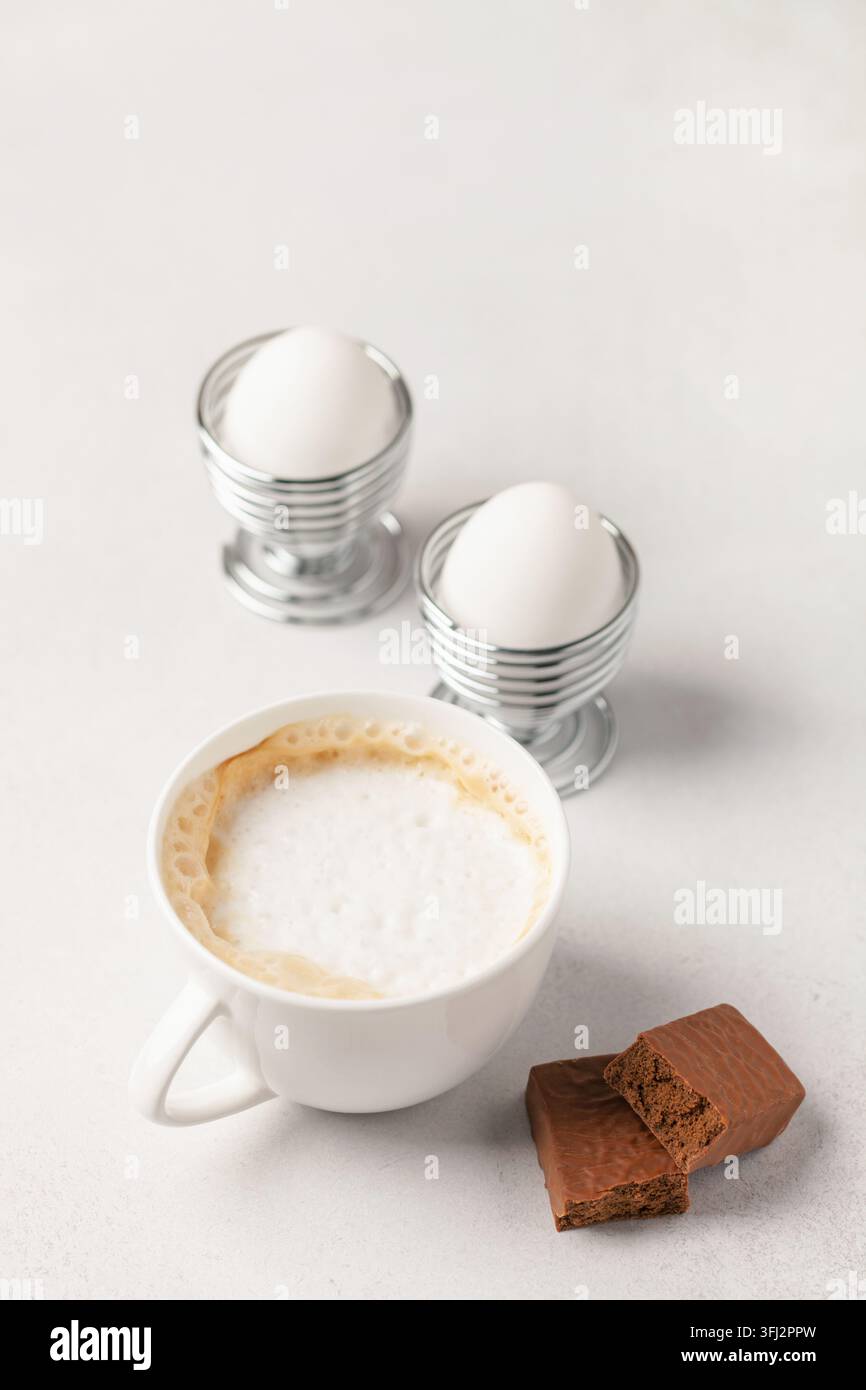 Petit-déjeuner fitness. Œufs, café et barre protéinée. Banque D'Images