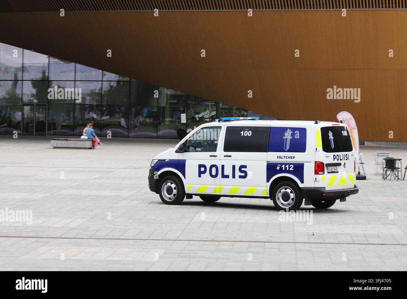 Helsinki, Finlande - 5 septembre 2023 : Véhicule de commandement de terrain de la police finlandaise garé devant la bibliothèque centrale d’Helsinki Oodi à Helsinki, en Finlande. T Banque D'Images