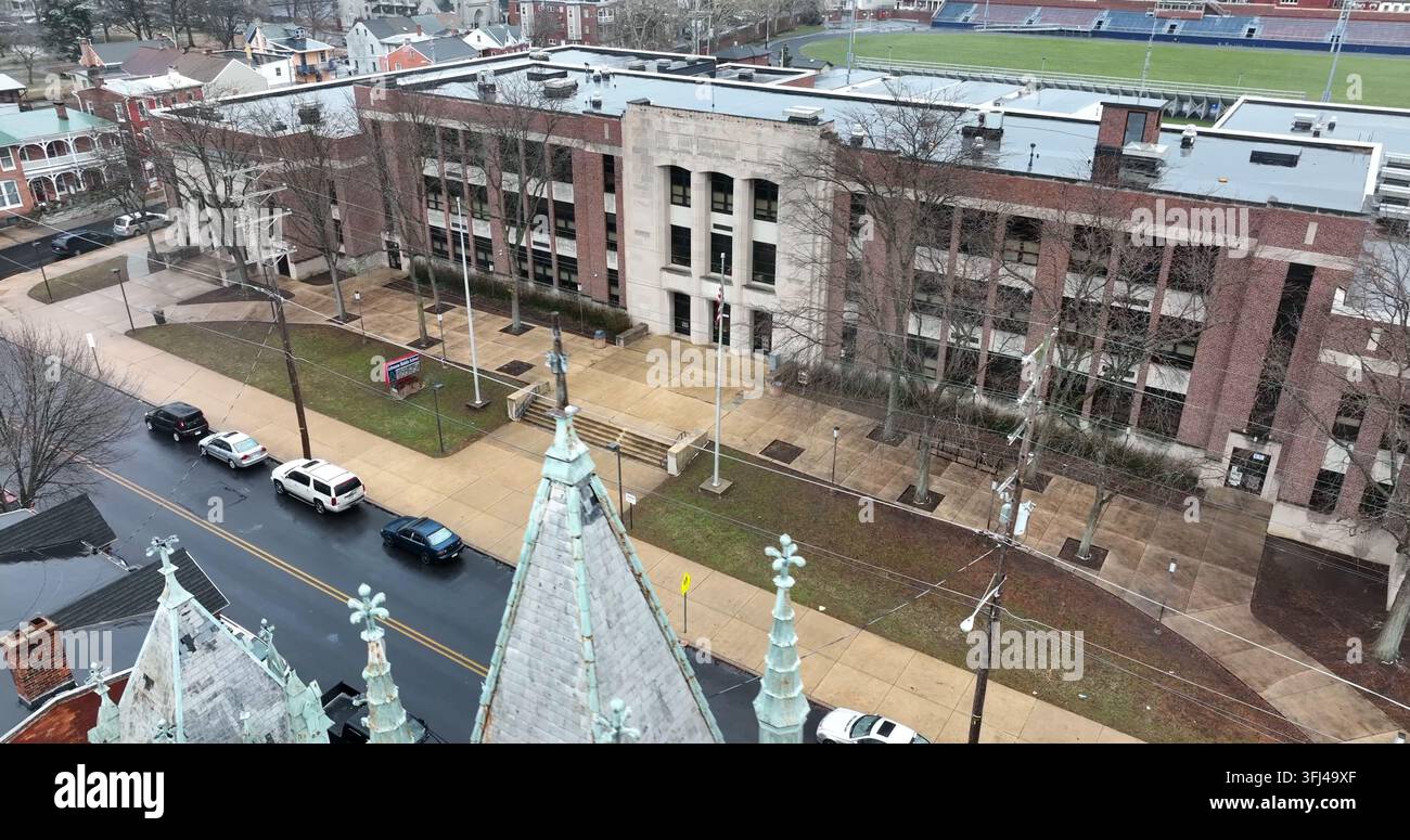Vue aérienne de la façade d'un bâtiment scolaire urbain américain. Entrée d'un lycée public aux États-Unis, Fort Indiantown Gap, Pennsylvanie. Banque D'Images