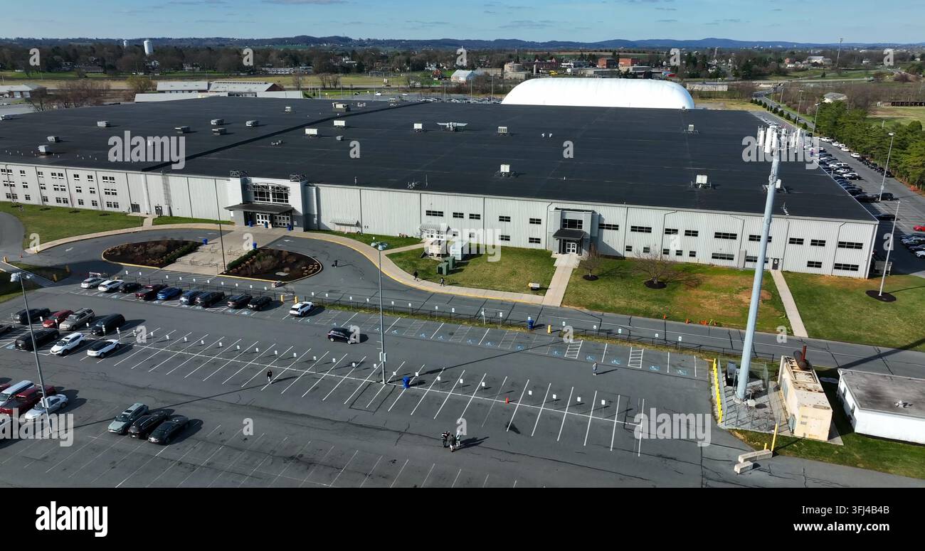 Énorme bâtiment de centre de distribution d'entrepôt. Tour de téléphonie mobile. Vue aérienne de l'immense complexe de bâtiments sous un même toit, Salunga, Pennsylvanie. Banque D'Images