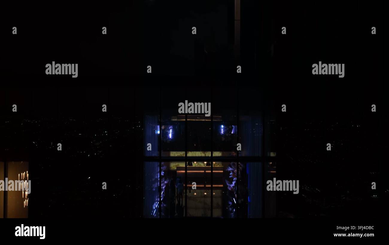Plan aérien ascendant du Comcast Center à Philadelphie. La salle de sport et les installations du Four Seasons Hotel à travers les vitres la nuit, Pennsylvanie. Banque D'Images