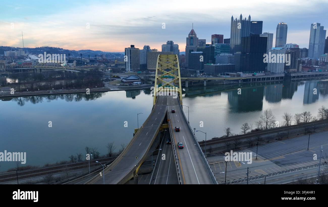 Révélation de la skyline de Pittsburgh depuis la sortie du tunnel de Fort Pitt jusqu'au pont de Fort Pitt. Superbe plan aérien établissant Pittsburgh, Pennsylvanie. Banque D'Images