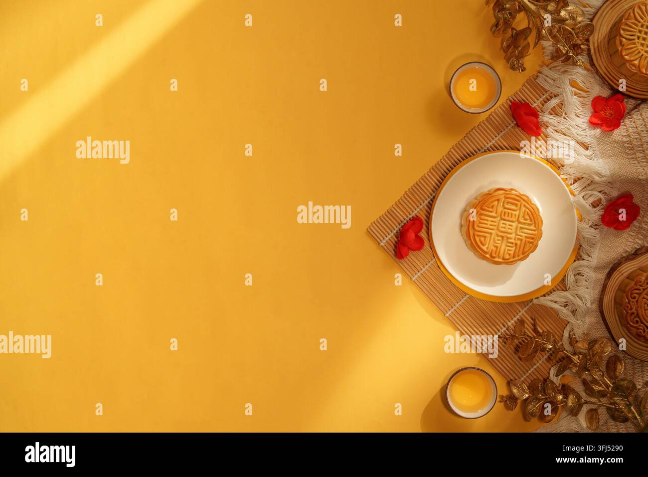 Gâteau de lune et service à thé chinois sur fond doré pour la Fête de la Mi-Automne Banque D'Images