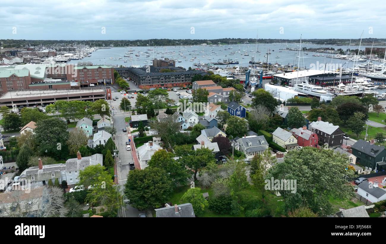 Newport RI. Plan d’établissement aérien de Newport Rhode Island montrant la baie et les maisons dans une ville haut de gamme du Nouveau-Brunswick, États-Unis. Banque D'Images