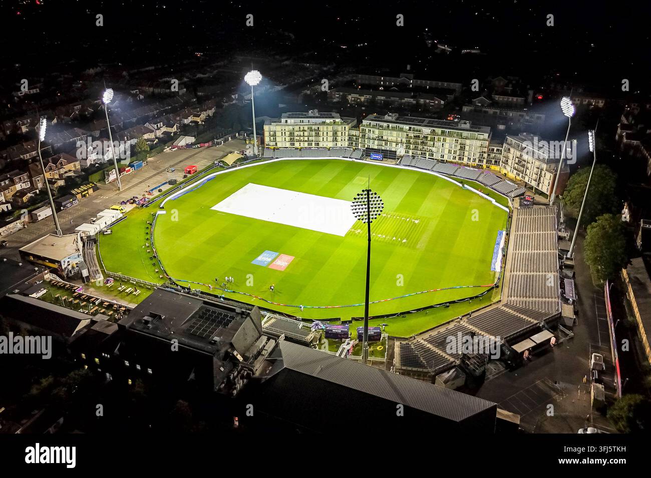 Vue aérienne générale du Seat Unique Stadium, enceinte éclairée du Gloucestershire County Cricket Club à Bristol. Banque D'Images