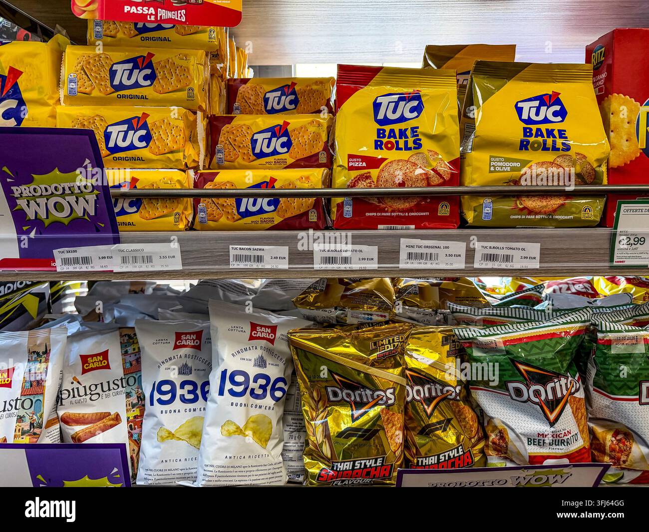 Milazzo - ME - IT - 09 sep. 2026 : Présentation de snacks en magasin avec des crackers TUC et Bake Rolls, Doritos, chips San Carlo, crackers Ritz, étiquettes d’étagère, euro Banque D'Images