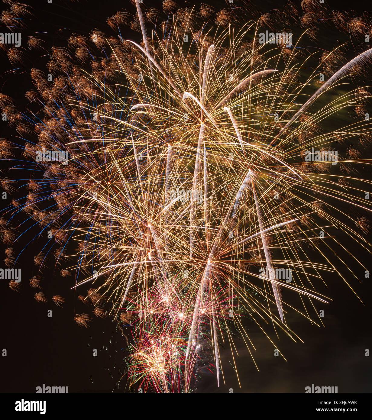 Feux d'artifice denses dorés et traînées lumineuses en cascade Banque D'Images