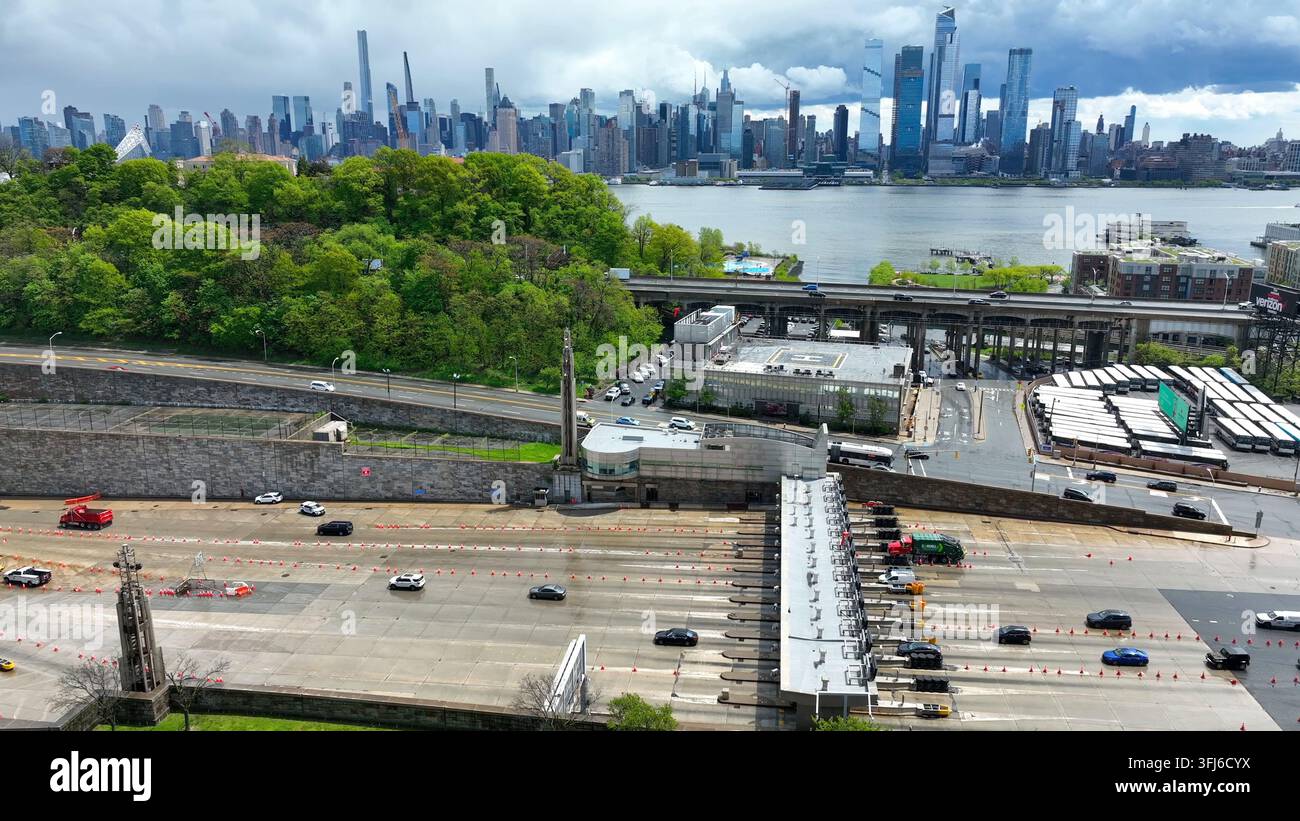 Les voitures entrent dans le Lincoln Tunnel à Weehawken, New Jersey, pour traverser sous le fleuve Hudson jusqu'à Midtown Manhattan NYC. Tournant aérien, New York, New York. Banque D'Images