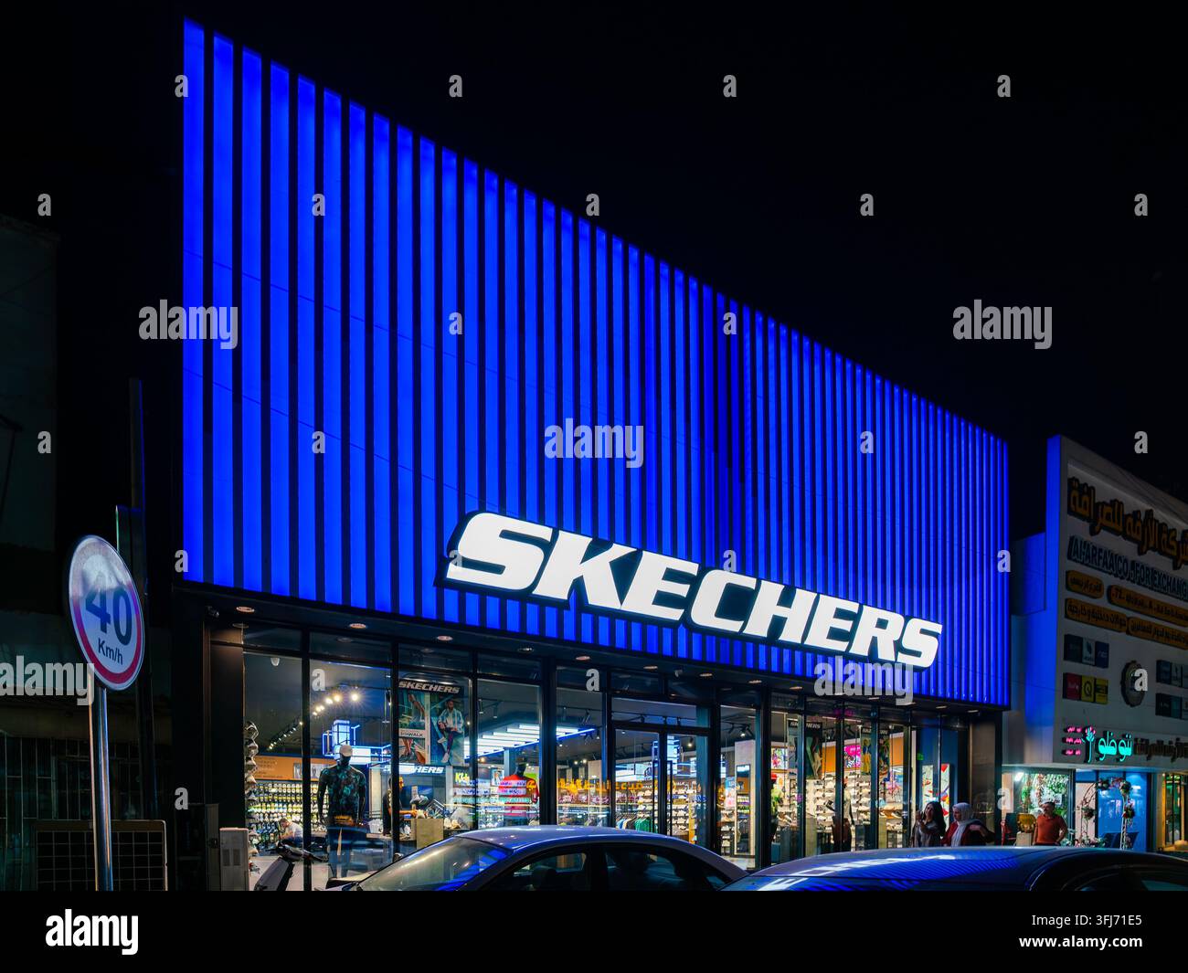 District d'Adhamiya, Bagdad, Irak - 3 sep. 2026 : Vitrine d'un magasin de chaussures Skechers ouvert la nuit sur Omar Bin Abdulaziz St, une vie de performance américaine Banque D'Images