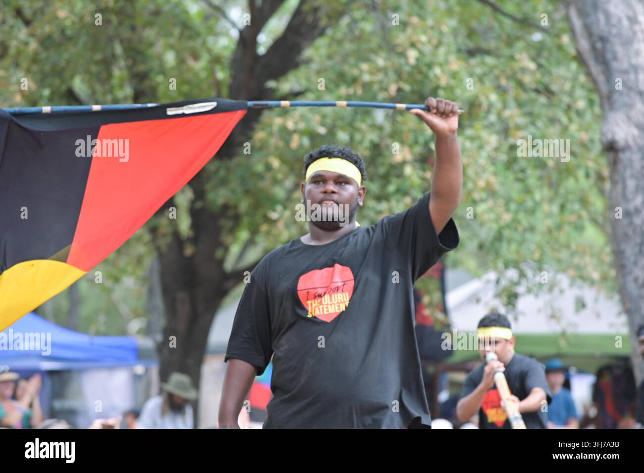 LAURA, QLD – 08 JUILLET 2023 : Des Australiens autochtones portent le drapeau aborigène australien lors du festival de danse Quinkan de Laura à Cape York, Queensland, Australie Banque D'Images