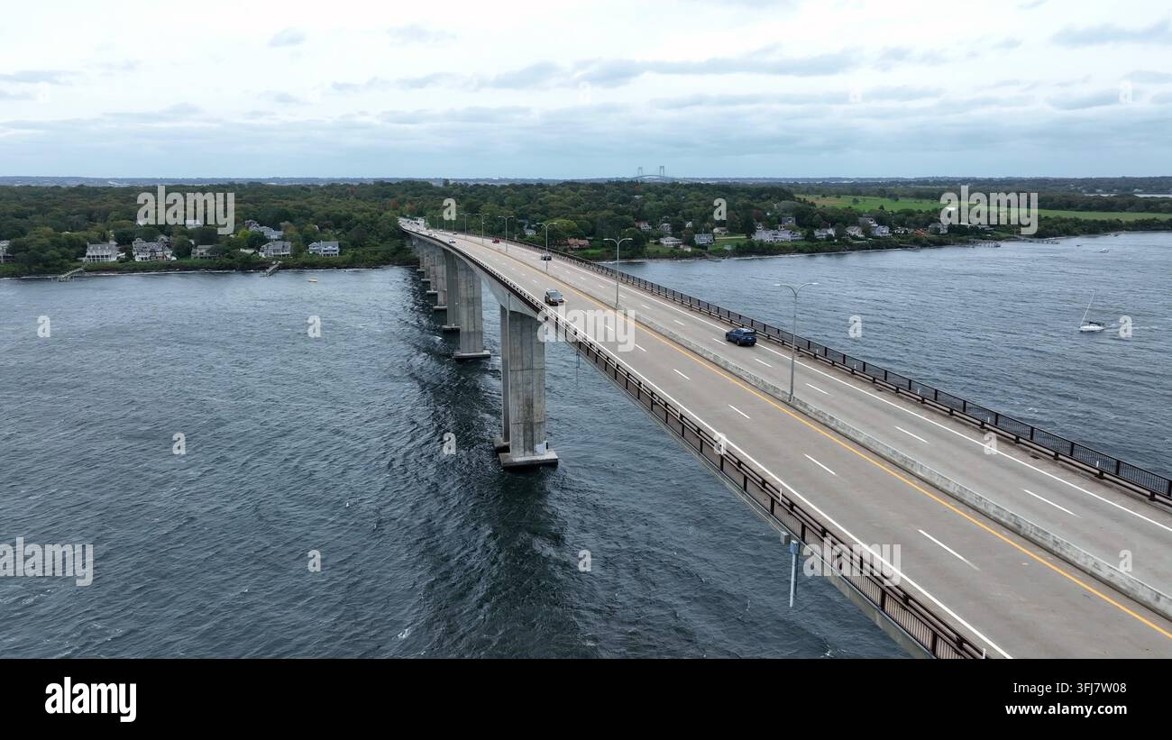 Pont sur le Narragansett approchant Newport, Rhode Island. Vue aérienne, Jamestown. Banque D'Images