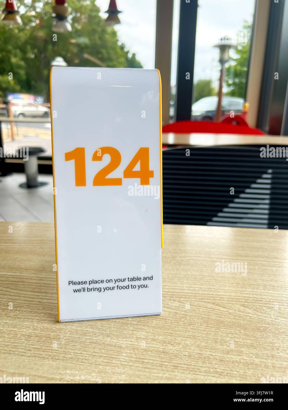 Un marqueur de service de table numéroté pour permettre à un membre du personnel d'un restaurant rapide McDonalds de savoir où apporter votre nourriture. Banque D'Images