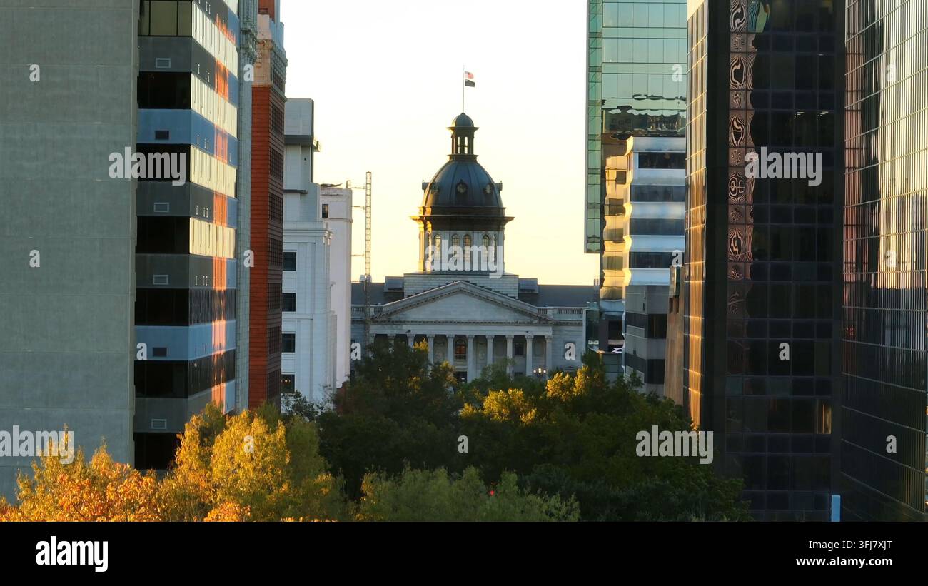 Révélation aérienne du South Carolina State House. Plan zoomé entre les gratte-ciel de Columbia, SC. Banque D'Images