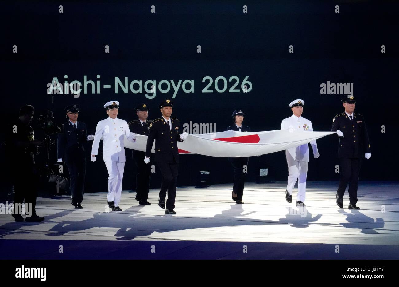 Nagoya, Japon. 19 sep., 2026. Le drapeau national japonais est porté lors de la cérémonie d'ouverture des 20èmes Jeux asiatiques Aichi-Nagoya 2026 à Nagoya, Japon, le 19 sep. 2026. Crédit : Cen Yunpeng/Xinhua/Alamy Live News Banque D'Images